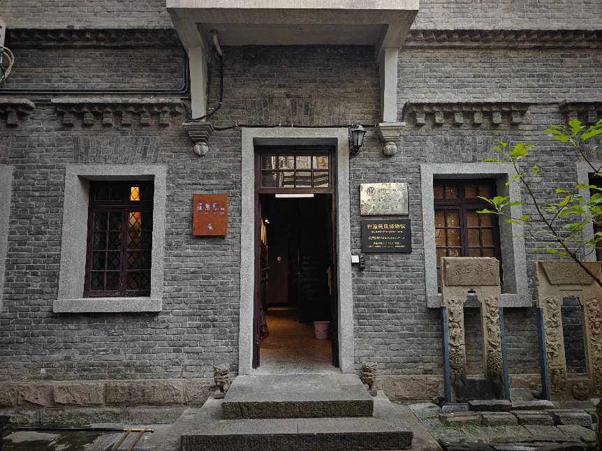 巴渝文化博物馆院内展陈入口